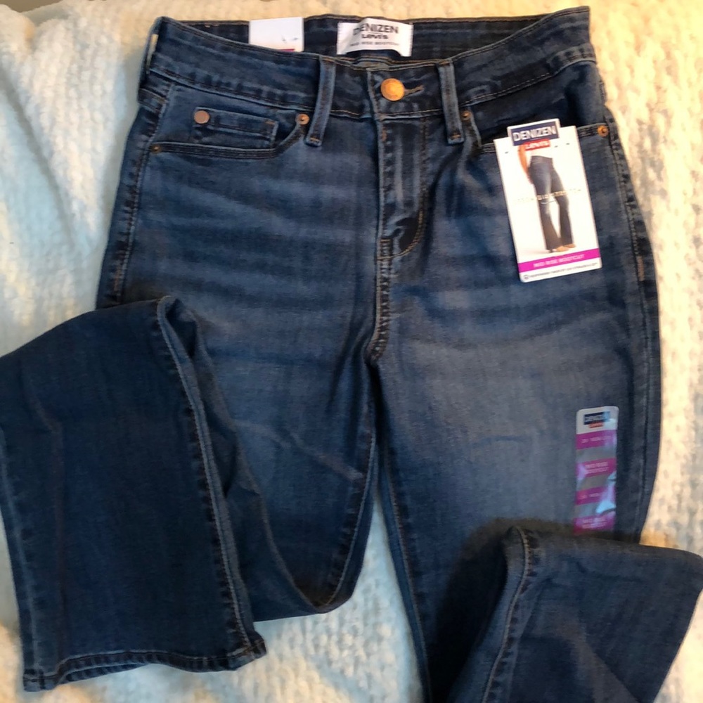 NWT!! Denizen LEVI’S Mid-Rise Bootcut Denim Jeans. Vintage medium blue wash.